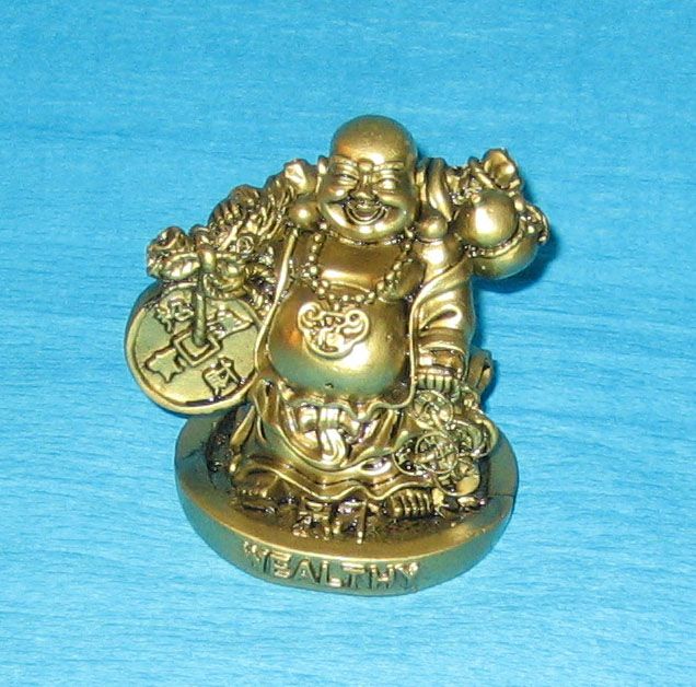 Buddha wealthy - buddha bohatství (soška stojící na velké minci