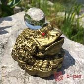 Třínohá žába s perlou - (soška žáby sedící na mincích s perlou na hlavě)